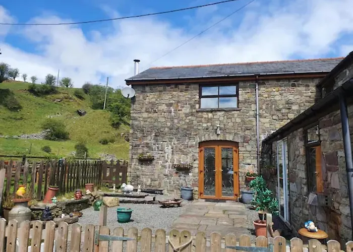 Cwm Farm Cwtch