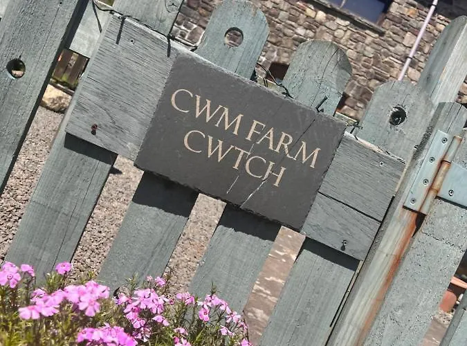 Cwm Farm Cwtch